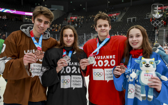 Hokejoví medailisti z III. zimných olympijských hier mládeže. Zľava bronzový Rastislav Eliáš, strieborná Nikola Janeková, strieborný Peter Repčík a bronzová Zuzana Dobiašová. 