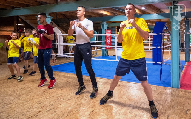 Ambasádor Európskeho týždňa športu 2020 Tomi "Kid" Kovács (vpravo) spolu so svojimi boxerskými zverencami a slovenskými reprezentantmi Viliamom Tankóom (vľavo) a Andrejom Csemezom, aj s mladými adeptmi boxu.