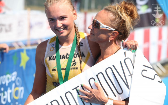 Majsterka SR  v olympijskom triatlone 2018 v Žiline Ivana Kuriačková v cieli spoločne s matkou Máriou.