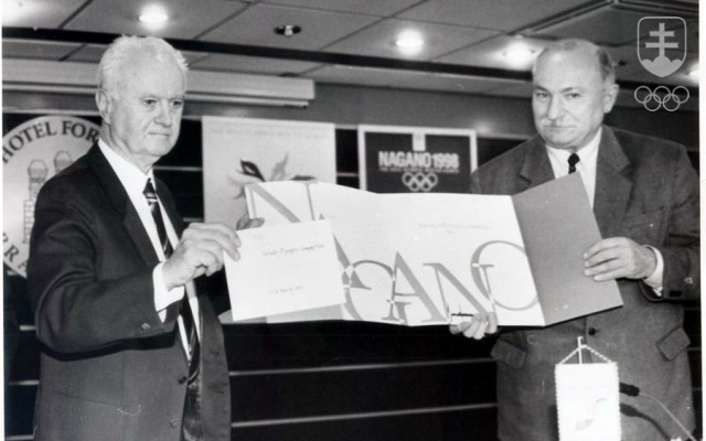 Vladimír Černušák (vľavo) ako predseda SOV po podpise slovenskej prihlášky na ZOH 1998 v Nagane spoločne s podpredsedom SOV Antonom Ihringom, ktorý v Nagane viedol slovenskú výpravu.