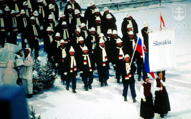 Historický prvý olympijský nástup výpravy samostatnej Slovenskej republiky v Lillehammeri 1994. So slovenskou vlajkou hokejista Peter Šťastný, ktorý sa pod päť kruhov vrátil po 14 rokoch.
