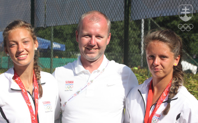 Jozef Gönci v Utrechte 2013 s našimi víťazkami tenisovej štvorhry dievčat Terezou Mihalíkovou a Viktóriou Kužmovou. 