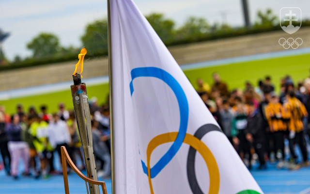 Na otvorení Celoslovenských atletických hier pre deti z CDR nechýbali ani olympijský oheň a vlajka.