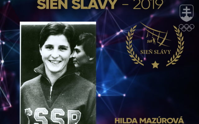 Baner Hildy Mazúrovej pri jej uvádzaní do Siene slávy slovenského volejbalu v roku 2019.