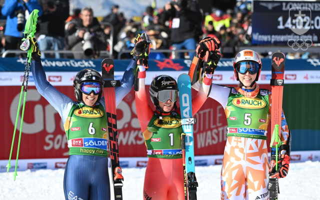Trio najlepších v úvodnom obrovskom slalome SP v Söldene - zľava durhá Talianka Federica Brignoneová, víťazná Švajčiarka Lara Gutová-Behramiová a tretia Slovenka Petra Vlhová.