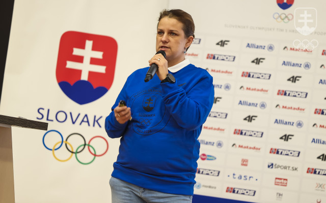 Zuzana Rehák Štefečeková prezentuje komisiu športovcov SOŠV počas stretnutia budúcich olympionikov v Šamoríne.