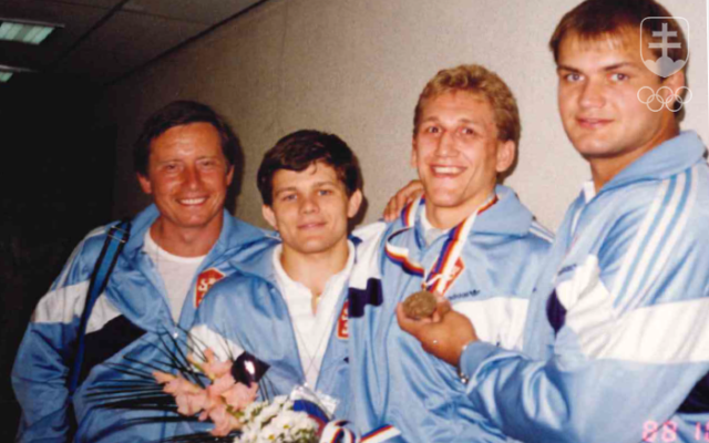 Radosť z bronzovej olympijskej medaily Jozefa Lohyňu. Vľavo jeden z masérov, vedľa Lohyňu zľava Jozef Schwendtner, sprava Miroslav Luberda.