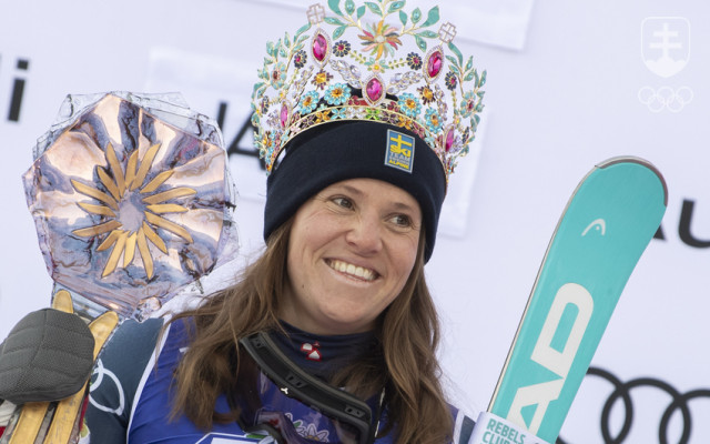 Švédka Sara Hectorová s trofejou a partou za víťazstvo v obrovskom slalome SP v Jasnej.