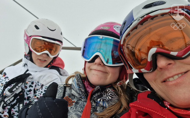 Jana Slobodová-Šeďová s dcérami na fotografii z rodinnej lyžovačky.