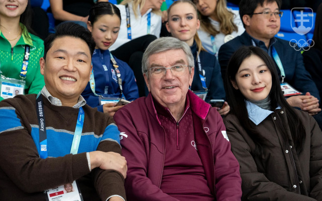 Na voľnom programe krasokorčuliarok sedeli vedľa prezidenta MOV Thomasa Bacha (v strede) svetoznámy umelec PSY a olympijská víťazka Kim Ju-Na