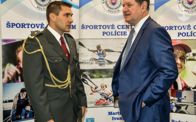 Bývalý dlhoročný riaditeľ Športového centra polície Bratislava Marián Kukumberg so súčasným riaditeľom ŠCP Jurajom Minčíkom, ktorého dlho pripravoval ako svojho nástupcu.