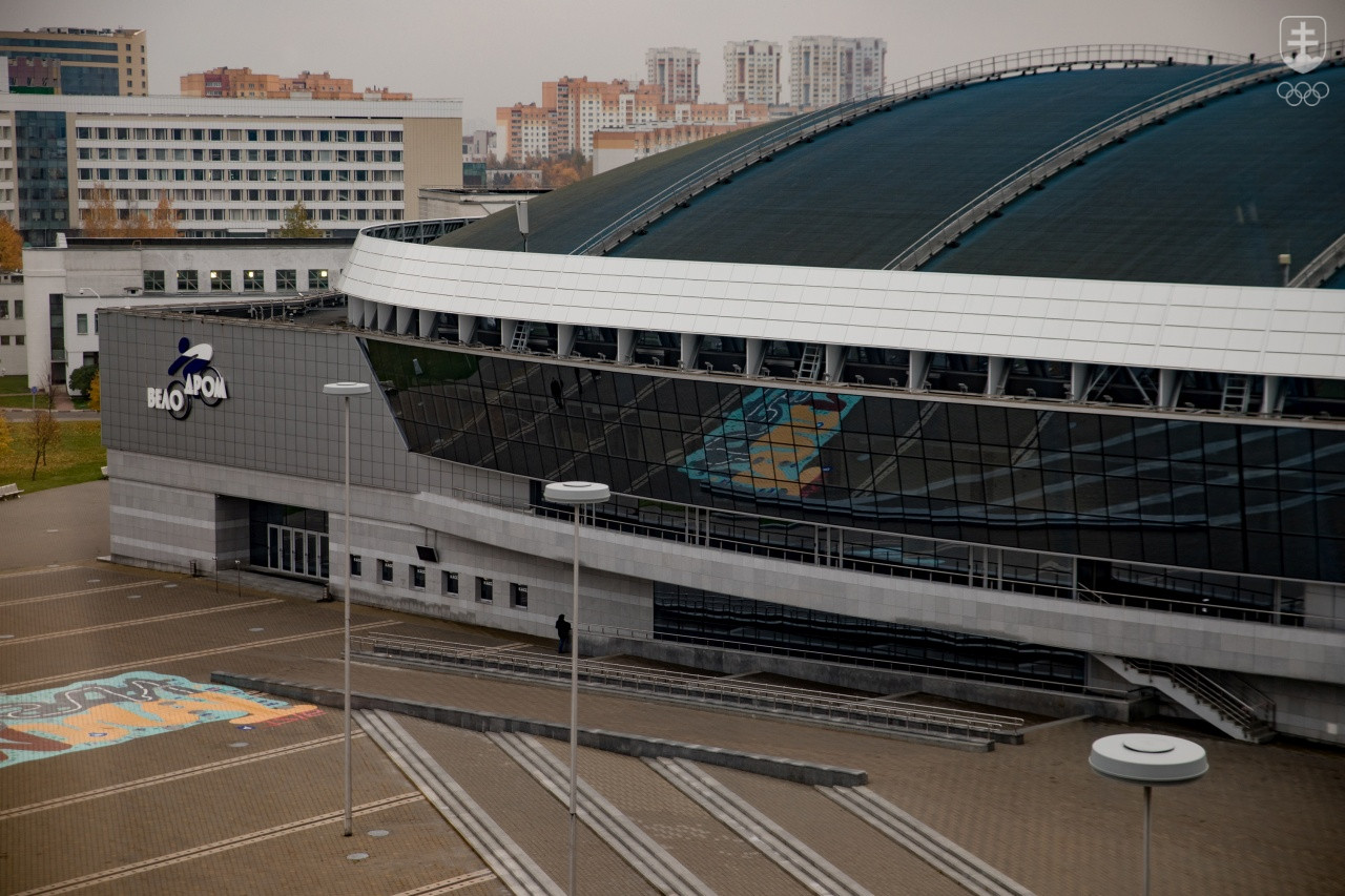 Dráhová cyklistika: Velodrom
Velodrom, ktorý hostil aj majstrovstvá sveta 2013, sa nachádza v rozsiahlom športovom komplexe v areáli Minsk Areny (súčasťou veľkolepého komplexu je aj rýchlokorčuliarsky štadión). Leží 13 km od AVL. Ovál má dĺžku 250 m, šérku 7,5 m, najvyšší sklon dosahuje 41 stupňov. Do hľadiska sa zmestí 2000 divákov.