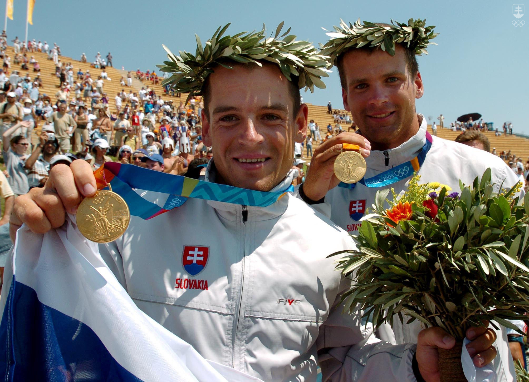 Slovenskí vodní slalomári Peter a Pavol Hochschornerovci sa v Aténach 20. augusta 2004 stali olympijskými víťazmi v C2 a obhájili tak zlato zo Sydney 2000. Dnes oslavujú 40 rokov. 