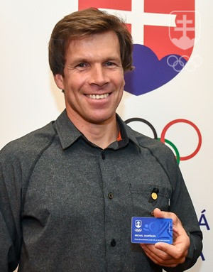 Predseda SAO Michal Martikán s členskou kartičkou asociácie.