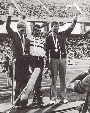 ME v Aténach 1982 a prvá veľká medaila Pribilinca (vpravo) – strieborná. Vľavo bronzový ďalší Slovák Pavol Blažek, medzi nimi šampión na 20 km Španiel Marin.