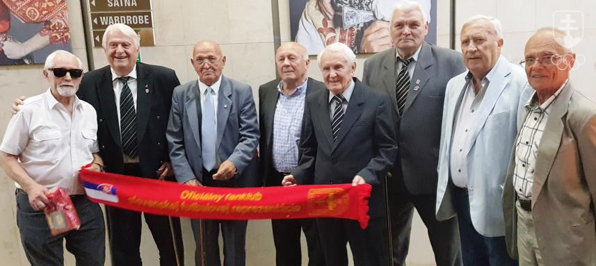 Na spoločnej fotografii po 55 rokoch na jeseň 2019 v Bratislave osmička členov strieborného tokijského tímu - zľava Cvetler, Mráz, Urban, Geleta, Masný, Švajlen, Knebort a Brumovský.
