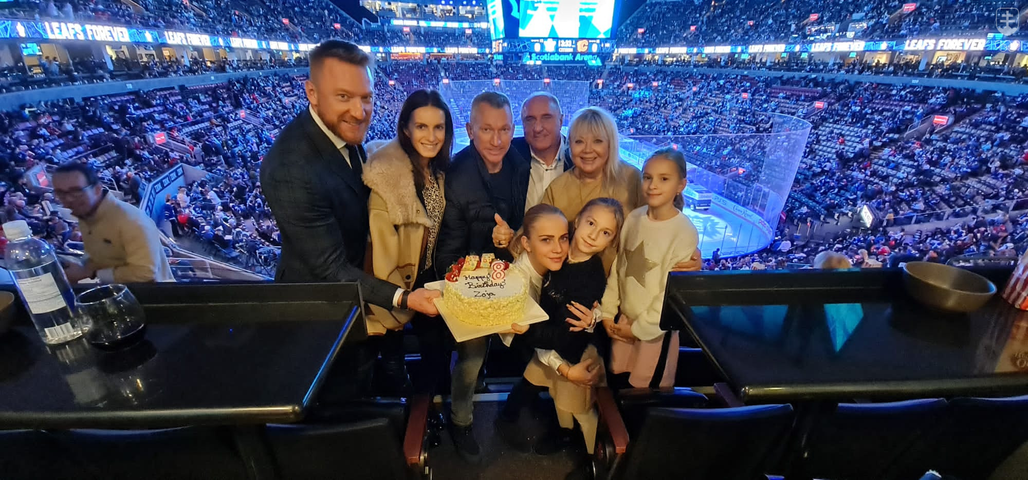 Marián Hossa s celou rodinou počas zápasu Toronta Maple Leafs pred slávnostným ceremoniálom uvedenia do Siene slávy. 